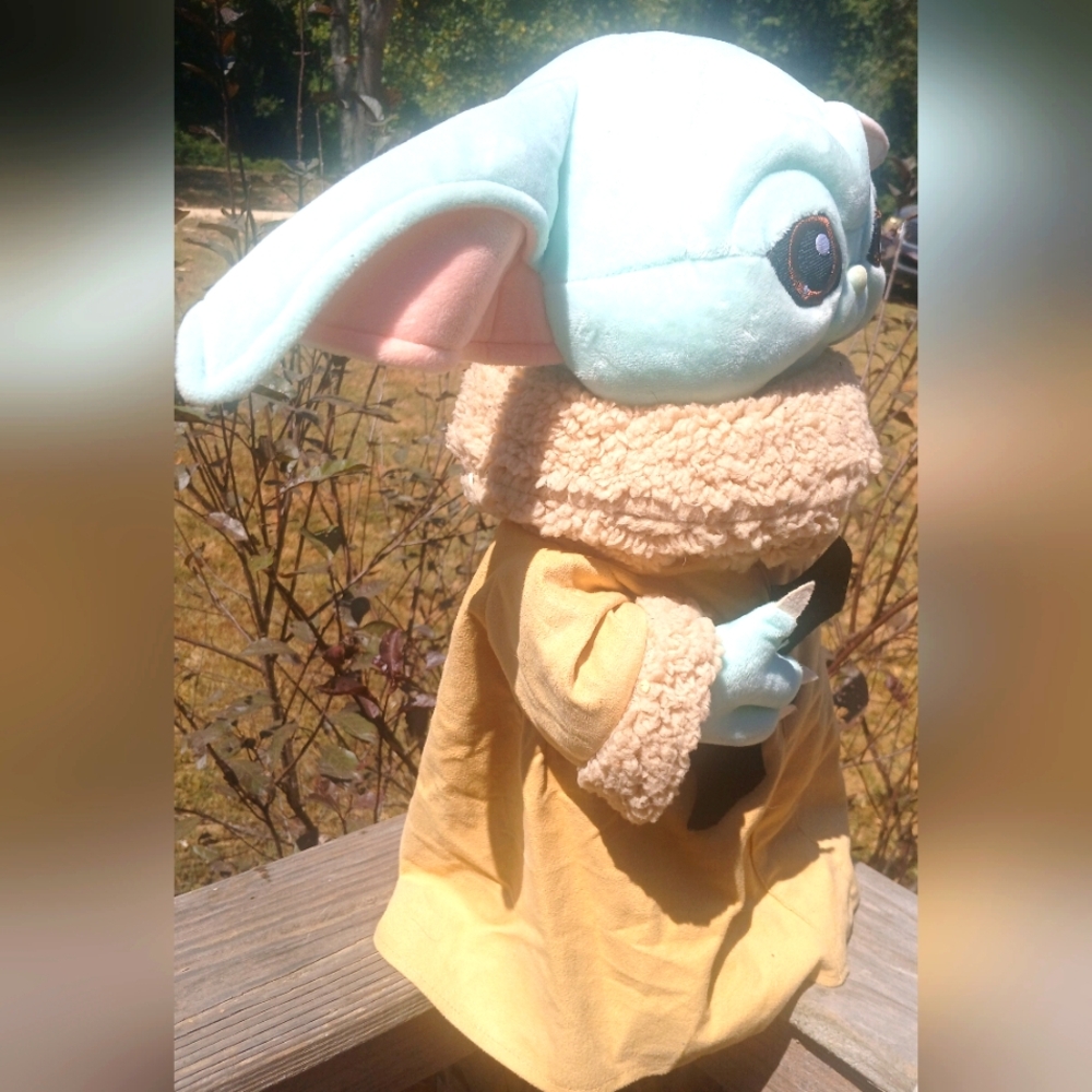 Star Wars The Child (Grogu/Baby Yoda) Halloween Greeter plush 22.5x9.6x17.72 - Picture 2 of 4